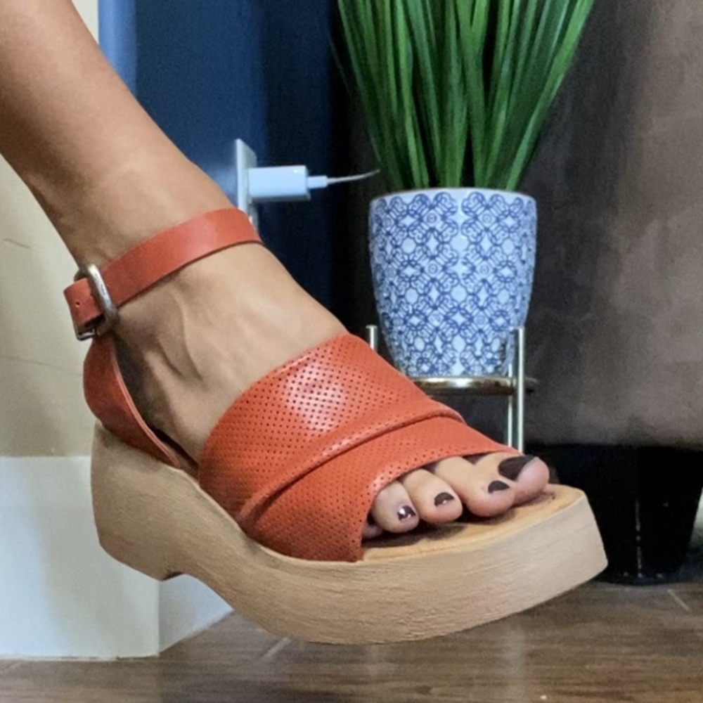 Miz Mooz Wonder Wedges is Rust